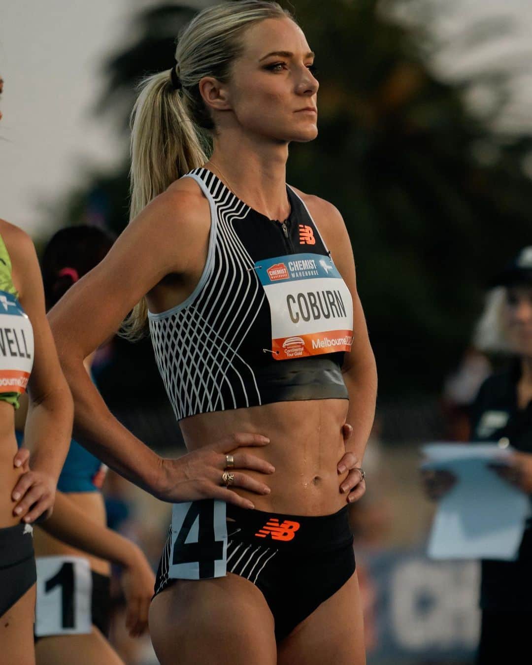 エマ・コバーンのインスタグラム：「👀 eyes on outdoors. What a fun evening in Melbourne at the Maurie Platt Meet!! It was a tactical 1500m with a quick close and I’m happy with how I hung in with some of the best 1500m runners in the world 🌎 luckily the steeple doesn’t typically require a 58 second last 400 😜I had a blast and thanks to all the fans who came to cheer. I met a few people rocking Elk Run gear too 🥰 now, shifting focus to my outdoor track season (5th place 4:10) #melbourne #worldathletics #continentaltour #1500m (📸 1 & 2 @colinnwong, 3 @thewolfferine )」