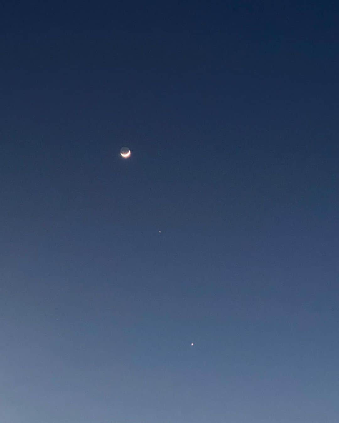 檜山沙耶さんのインスタグラム写真 - (檜山沙耶Instagram)「三日月と木星と金星 地球照もはっきり💫  皆様は見られましたか？  2023.2.23 夕刻」2月24日 10時39分 - sayahiyama