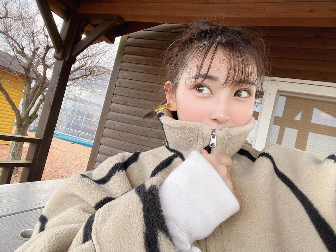 岸野里香のインスタグラム：「三つ編みポニーと紫下地🟪と 朱里のカラコン💗が鬼盛れした🥹 お気に入りの組み合わせ🫐 アホ毛がすみません😂。  ここめちゃくちゃ盛れますでって言いながら自撮りしてるとこ撮られてたので私も @im__non 載せとく😂❤️‍🔥 綺麗すぎてため息😮‍💨」