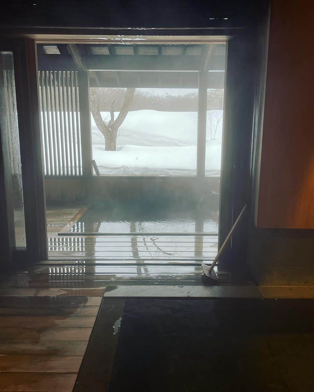 小堺大輔さんのインスタグラム写真 - (小堺大輔Instagram)「. 先週は恒例の福島県裏磐梯。  湖上全面凍結、一面の銀世界はいつ来ても素晴らしい絶景。 うわぁ〜〜！って心が広がる気持ちになる。  この美しい凍結も温暖化により少しづつ期間が短くなってるとか。 環境問題、動かないと氷上のワカサギ釣りが出来なくなっちゃうね。  今回は初のHotel AALTOに。 素晴らしいHotelで夜はみんなで酔っ払い。  裏磐梯エリアも本当いいなぁ〜  今は沖縄にいます。 こちらはもう半袖。 日本は縦に長く北から南まで素晴らしい所だらけ！  Let's hang out! 素晴らしい景色を見に行こう。」2月24日 11時01分 - daisuke_kosakai