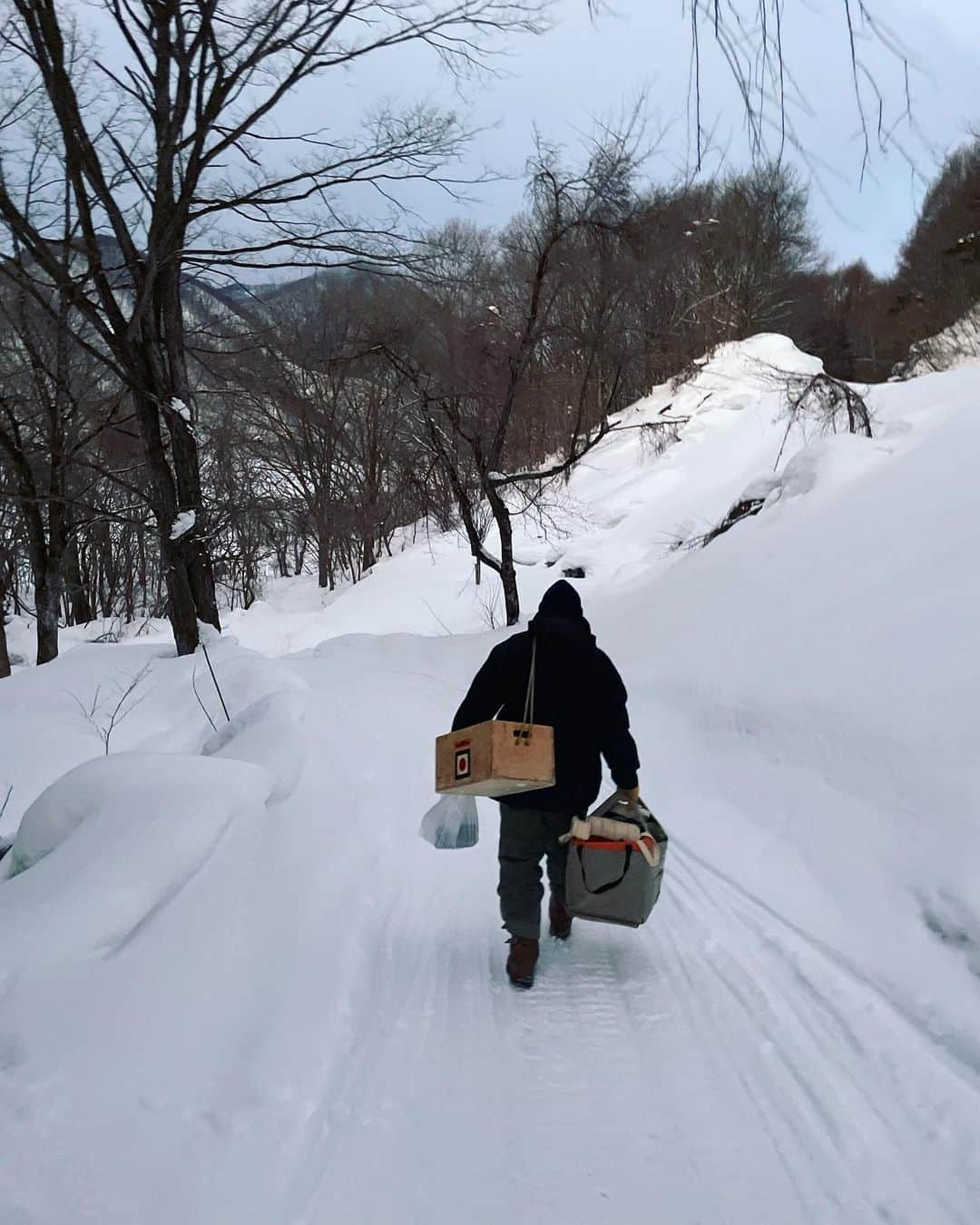 小堺大輔さんのインスタグラム写真 - (小堺大輔Instagram)「. 先週は恒例の福島県裏磐梯。  湖上全面凍結、一面の銀世界はいつ来ても素晴らしい絶景。 うわぁ〜〜！って心が広がる気持ちになる。  この美しい凍結も温暖化により少しづつ期間が短くなってるとか。 環境問題、動かないと氷上のワカサギ釣りが出来なくなっちゃうね。  今回は初のHotel AALTOに。 素晴らしいHotelで夜はみんなで酔っ払い。  裏磐梯エリアも本当いいなぁ〜  今は沖縄にいます。 こちらはもう半袖。 日本は縦に長く北から南まで素晴らしい所だらけ！  Let's hang out! 素晴らしい景色を見に行こう。」2月24日 11時01分 - daisuke_kosakai