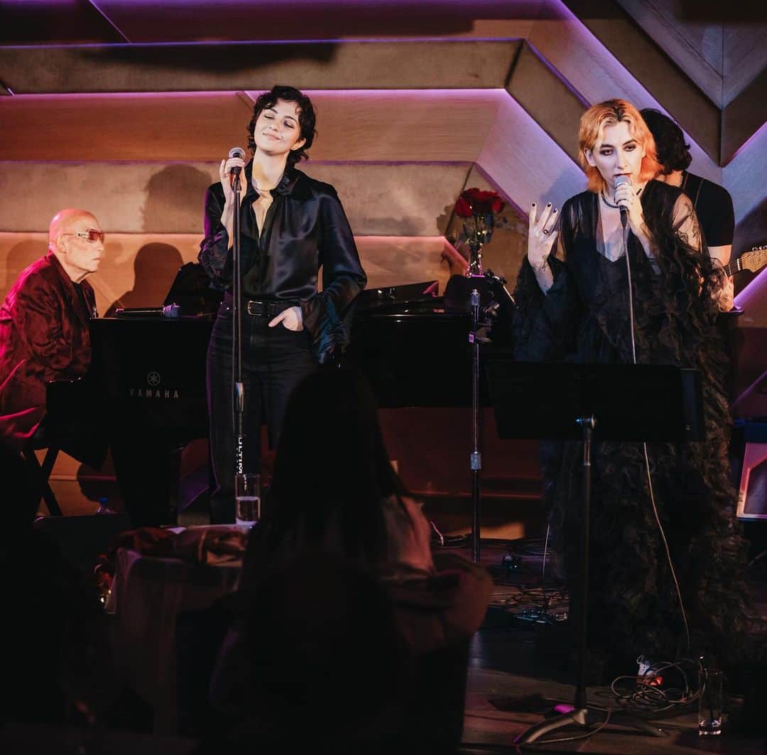 ケイティー・フィンドレーのインスタグラム：「⁣When your own personal absinthe fairy (@masonalexanderpark) invites you to sing with a Legend (@mikegarson) and a room of artists you’re floored to be onstage with. Singing Hedwig with Hedwig is a gift to my heart❤‍🔥 Thank you for having me in wonderland. I’m still stunned.  ⠀ ⠀ @michelleshiers 📸 ⠀ ⠀ ⠀ ⁣@thesunrosemusic⠀」