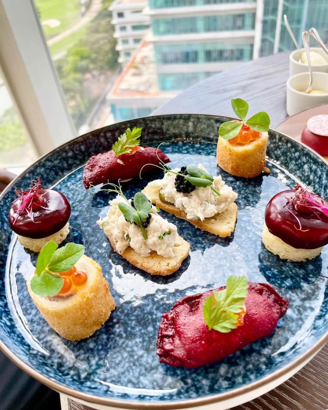 みまるさんのインスタグラム写真 - (みまるInstagram)「Valentine's Day 💝  Waldorf Astoria BangkokのPeacock Alley✨ バレンタイン限定メニュー見た目も可愛いし 全部美味しかった🍓🧁🫖  #waldorfastoriabangkok #peacockalley #peacockalleyafternoontea  #afternoontea #valentineday  #みまる #mimaru #🇹🇭 #海外移住 #タイ #バンコク #タイ移住 #バンコク生活 #bangkok #thailand #海外生活  #海外旅行  #ナチュラルライフ #干物女 #自由人 #youtuber #バンコク情報  #みまるチャンネル #在タイ日本人 #在タイ #バンコク駐妻 #バンコク観光 #バンコク旅行 #バンコクアフタヌーンティー」2月24日 11時11分 - mimaru_dayo