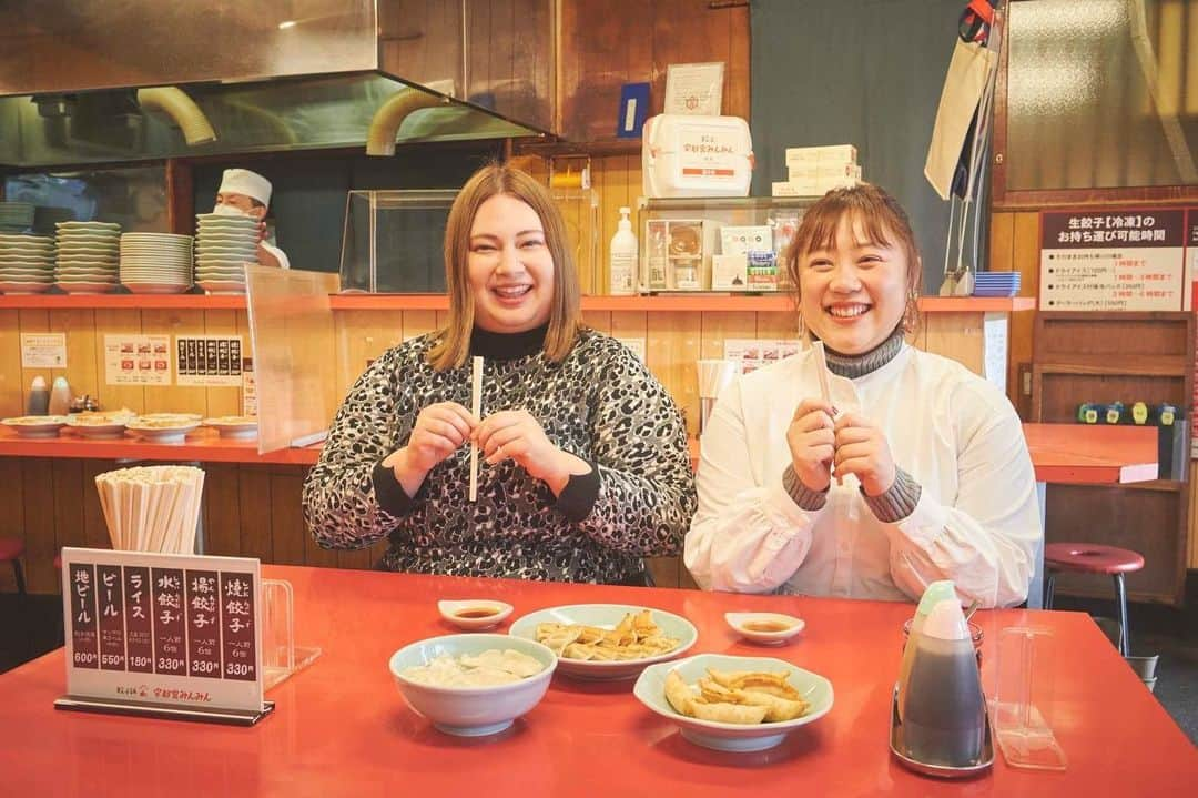 大橋ミチ子さんのインスタグラム写真 - (大橋ミチ子Instagram)「. 餃子と言えば、、、？🥟 . . 宇都宮🥰👏 . . 宇都宮には美味しい餃子が沢山ある🥟🤤✨ 食べないともったいない😳❣️ . . 写真は、la farfa3月号で宇都宮に行って餃子を食べた時の写真だよ🤤❤️ . . ぜえええええええんぶ美味しくて🥺❣️ . . とっても幸せでした🥰 . 最後は、実際の餃子を小さくしたキーホルダーが入っているガチャガチャもやったりして、 いい思い出だったよ🥺 . . インスタ映えのところも沢山あったし、みんなにも宇都宮に行ってほしいなあ☺️✊ . . 今、GYOZA モニュメントの誕生を記念した『餃子といえば宇都宮 SNS キャンペーン 第3弾』やっているらしくて、この機会にキャンペーンに参加して、宇都宮の餃子を食べてほしいなあ😍  <賞品> A 賞:カンデオホテルズ宇都宮 ペア宿泊券(27,400 円相当)+宇都宮餃子®食べ歩き券(1,000 円分) ... 計2名さま B 賞:冷凍餃子 3 店舗セット(4,600 円相当)+宇都宮餃子®食べ歩き券(1,000 円分) ... 計 8 名さま C 賞:GYOZA モニュメント アクリルスタンド(非売品) ... 計 20 名さま <参加方法> 1 Twitter または Instagram で『餃子といえば宇都宮(キャンペーンアカウント)/ @miya_go_around 』をフォロー 2 「宇都宮餃子」をテーマにした写真を撮影(GYOZA モニュメント、宇都宮餃子、餃子 像、餃子通りなど、餃子のまち宇都宮を感じられる写真なら何でも OK ) 3 2の写真に、「#GYOZA モニュメント」 & 「#餃子といえば宇都宮 」2 つのハッシュ タグを付けて投稿 <期間> 2023 年 4 月 9 日(日)まで  @miya_go_around   #餃子といえば宇都宮　#GYOZAモニュメント」2月24日 19時00分 - ohashimichiko_official