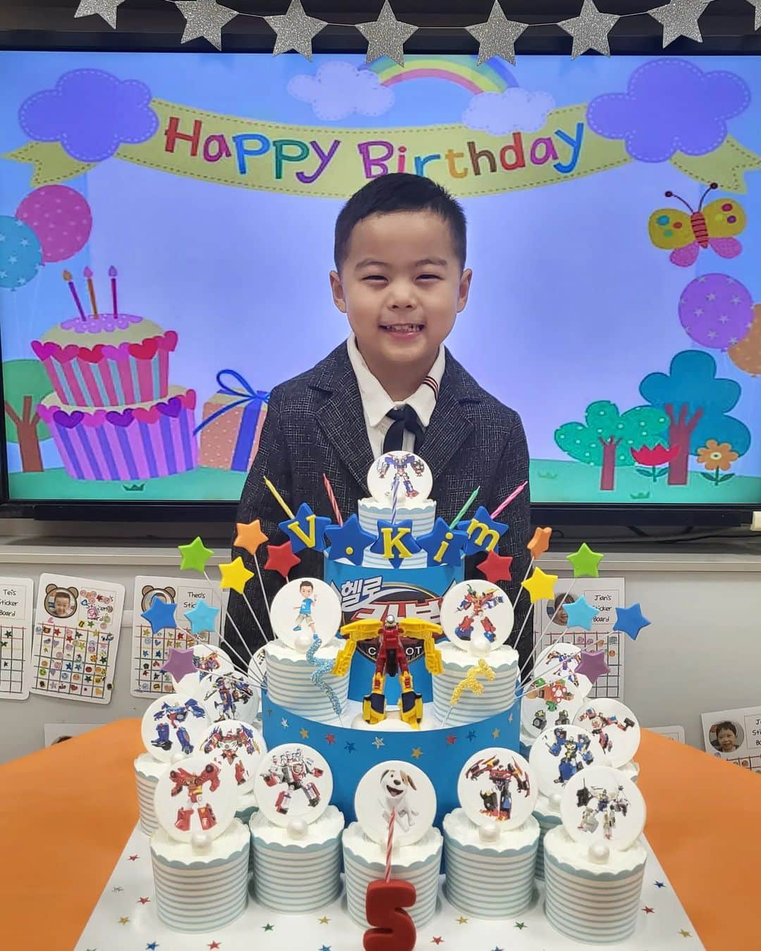 ミン・ヨンウォンのインスタグラム：「김민서 5살 미리 생일파티💕💕💕🎉🎉🎉 감출 수 없는 기쁜 웃음 #bigsmile (6월엔 다시 4살)   자기가 고른 카봇 컵 케이크. (많은 시안을 보여드림ㅋ) 이건 초코맛 밖에 안된다고 얘기해줬더니.. 초코맛을 자긴 안먹으니까 집으로 갖고 오겠다고 친구들도 집에 보내주라고 ( 소박스 시킴 ) 대신 점심에 먹을 크리스피크림 도너츠 꼭 오리지널을 (크림못드심)  시켜달라고  선생님들은  커피 좋아하니까 커피 보내줘~~ㅋㅋㅋㅋ 정확하게 요구하는 까다로운 5살오빠 🤣🤣🤣   민서 생일은 3월9일 이구요. 담임선생님께서 테디반 친구들이랑도  축하받으라고 마지막 날에 챙겨주셨어요.  우리 민서 형아로 키워주신분인데.. 헤어진다니....  ㅠㅠ TN 티쳐 100 만큼 좋은데.. 보고싶으면 어뜨케하냐고 아직도 실감이 안나네요  ㅠㅠ  우리 민서 진짜 형아야 이제 동생들 들어온데  생일 미리 축하해 ❤💜💚💙🤎💛🧡❤  옷을 또 크게 사서 #아빠양복 ㅋㅋ  #미안하다사랑한다 1년에 10cm 넘게 크니..2년은 입겠지   #5살 #다시4살  #생일파티 #형아 #내사랑 #사랑둥  #어린이모델 #어린이배우 #키즈모델  #birthdayboy #daily #ootd #mylove #myboy #kidmodel  #boymodel #myson」