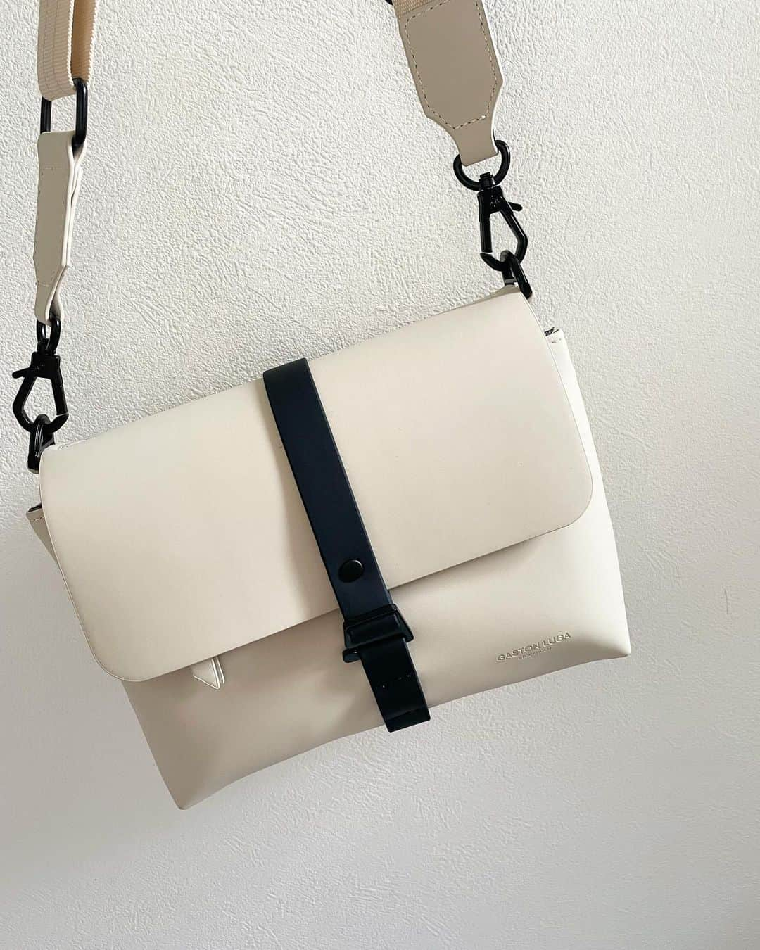 森下真依のインスタグラム：「@gastonluga のSPLÄSH CROSSBODY BAG (スプラッシュクロスボディバッグ) . プレミアム防水で小物が入る2 つのジッパー付きインナーポケットもあってめちゃくちゃ便利！ 私はお出かけの時に使ってるけどちょうどいい大きさでデザインもシンプルでこれからたくさん愛用するつもり🤍 . ⚪︎公式サイトで15%offディスカウントコード: 　mai63（5月20日まで有効） ⚪︎公式オンラインストア　https://gastonluga.com/jp/ ⚪︎送料無料 ⚪︎安心の国内配送 . . #GastonLuga #ガストンルーガ #バックパック#Carryyourlifeeffortlessly .  https://gastonluga.com/jp/sustainability」