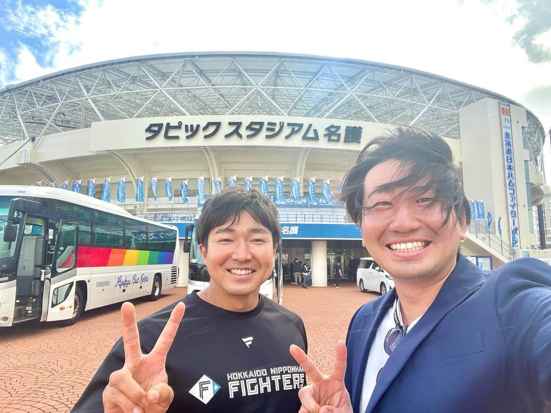 福田太郎のインスタグラム：「⚾️🌺 沖縄キャンプで嬉しい再会！ 今年からファイターズに加わった 小山田拓夢トレーナーです💪 ⠀ 大学野球部のピッチャー同期。 MAX152キロの超剛腕でした！ ダルビッシュさんとも親交が深く、 常に、世界最先端の技術や知識を学ぶ姿勢に ずっと刺激を貰っていました。 ⠀ 選手たちが夢舞台で輝くため、 トレーニングで能力を高め、才能を伸ばし、 怪我しない体作りを、全力でサポートします🤝 ファイターズは、もっと強くなれる！ 特に投手の方、100％球速くなります💨 ⠀ ⠀ 今年もまた、沖縄に帰って来られました。 こうして野球に携わらせて頂けるからこそ、 素敵な人との、ご縁に恵まれると感じます。 球春到来。楽しみながら、全力でがんばります🔥 ⠀ #ファイターズ #lovefighters #新時代 #fansareourtreasure  #小山田拓夢  #トレーナー #三塁牽制 速過ぎて見えなかった #早稲田  #ピッチャー #福田太郎」