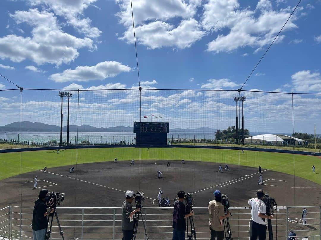 福田太郎さんのインスタグラム写真 - (福田太郎Instagram)「⚾️🌺 沖縄キャンプで嬉しい再会！ 今年からファイターズに加わった 小山田拓夢トレーナーです💪 ⠀ 大学野球部のピッチャー同期。 MAX152キロの超剛腕でした！ ダルビッシュさんとも親交が深く、 常に、世界最先端の技術や知識を学ぶ姿勢に ずっと刺激を貰っていました。 ⠀ 選手たちが夢舞台で輝くため、 トレーニングで能力を高め、才能を伸ばし、 怪我しない体作りを、全力でサポートします🤝 ファイターズは、もっと強くなれる！ 特に投手の方、100％球速くなります💨 ⠀ ⠀ 今年もまた、沖縄に帰って来られました。 こうして野球に携わらせて頂けるからこそ、 素敵な人との、ご縁に恵まれると感じます。 球春到来。楽しみながら、全力でがんばります🔥 ⠀ #ファイターズ #lovefighters #新時代 #fansareourtreasure  #小山田拓夢  #トレーナー #三塁牽制 速過ぎて見えなかった #早稲田  #ピッチャー #福田太郎」2月24日 22時14分 - htb_tarofukuda