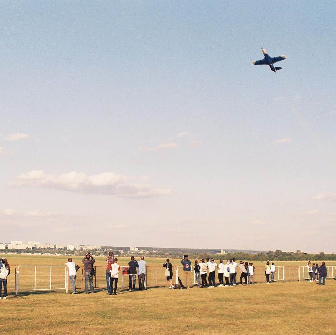 合田経郎さんのインスタグラム写真 (合田経郎Instagram)「2017年のウクライナ。 子ども映画祭のプログラムで航空ショーを見に行っ