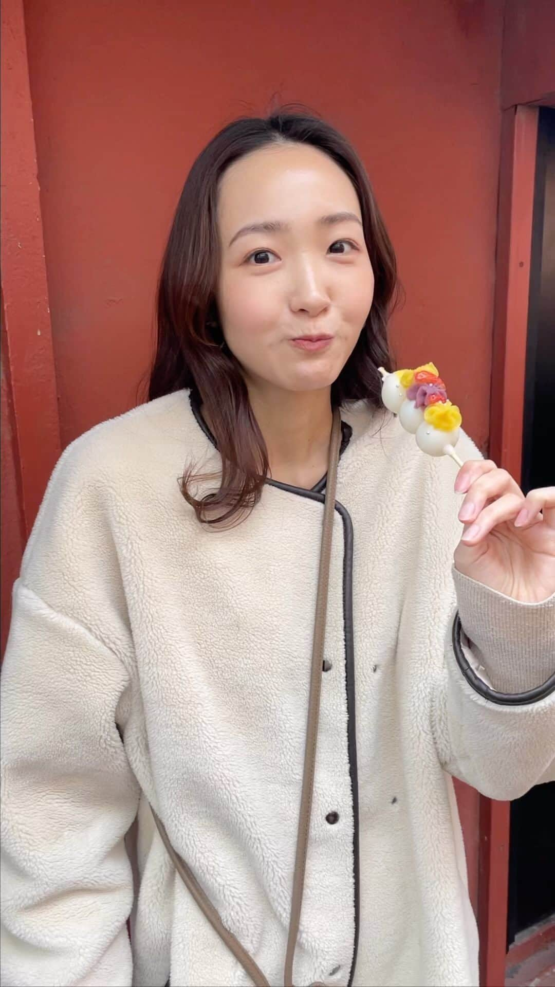 明星あゆみのインスタグラム：「浅草食べ歩き🍓🍡 . お腹いっぱいで全然食べれなかった笑 もっと食べたかったなあ〜🍦🍟 . . . #浅草食べ歩き #浅草グルメ #浅草散歩 #モッパン #asakusa」