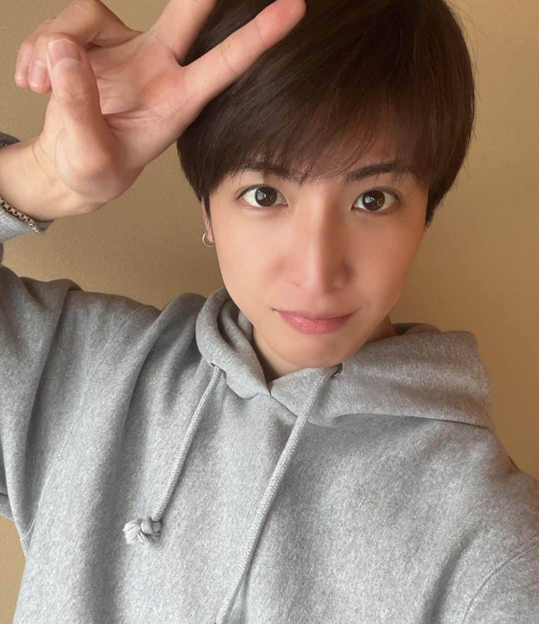 松岡卓弥のインスタグラム：「そーいえば髪切って 暗くなりました☺️✂︎  ちょっと若返った🤣笑  @ko_suke0602 さん ありがとうございました😊✨✨✨  #松岡卓弥#美容室#カット#カラー#若返り#前髪#久しぶり#こんにちは#hare#salon#bottoms #instagood#followme#followme#comment#please#instamood#instadaily#instapic#photooftheday#japanese」