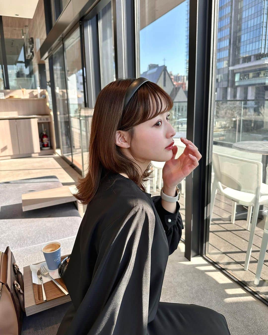森下愛里沙(もりしたありさ) さんのインスタグラム写真 - (森下愛里沙(もりしたありさ) Instagram)「ㅤㅤㅤㅤㅤㅤㅤㅤㅤㅤㅤㅤㅤㅤㅤㅤㅤㅤㅤㅤㅤㅤㅤㅤㅤㅤ ㅤㅤㅤㅤㅤㅤㅤㅤㅤㅤㅤㅤㅤ ㅤㅤㅤㅤㅤㅤㅤㅤㅤㅤㅤㅤㅤ ㅤㅤㅤㅤㅤㅤㅤㅤㅤㅤㅤㅤㅤお久しぶりです♡ この間水道橋でカフェした時の写真です🤳 ㅤㅤㅤㅤㅤㅤㅤㅤㅤㅤㅤㅤㅤ  ㅤㅤㅤㅤㅤㅤㅤㅤㅤㅤㅤㅤㅤ ㅤㅤㅤㅤㅤㅤㅤㅤㅤㅤㅤㅤㅤ @junoah_official #JUNOAH パール釦キーネックブラウス🖤🖤 ㅤㅤㅤㅤㅤㅤㅤㅤㅤㅤㅤㅤㅤㅤㅤㅤㅤㅤㅤㅤㅤㅤㅤㅤㅤㅤ ㅤㅤㅤㅤㅤㅤㅤㅤㅤㅤㅤㅤㅤ シンプルだけど胸元のパールが アクセントになっているブラウス♡ 春先に1枚で着てお出かけしたいなぁ〜 ㅤㅤㅤㅤㅤㅤㅤㅤㅤㅤㅤㅤㅤ ㅤㅤㅤㅤㅤㅤㅤㅤㅤㅤㅤㅤㅤ ㅤㅤㅤㅤㅤㅤㅤㅤㅤㅤㅤㅤㅤ この商品は、 ZOZOTOWNでセール中だよ🌼 ㅤㅤㅤㅤㅤㅤㅤㅤㅤㅤㅤㅤㅤ ㅤㅤㅤㅤㅤㅤㅤㅤㅤㅤㅤㅤㅤ ㅤㅤㅤㅤㅤㅤㅤㅤㅤㅤㅤㅤㅤ  #今日のコーデ #春服 #春コーデ #春先取り #プチプラコーデ #プチプラファッション #ヘアアレンジ #カチューシャ #l4l #like4likes #instagood #instalike #zozotown #彼女感 #飯田橋カフェ #飯田橋グルメ #飯田橋ランチ #東京カフェ」2月24日 20時50分 - mini.ari