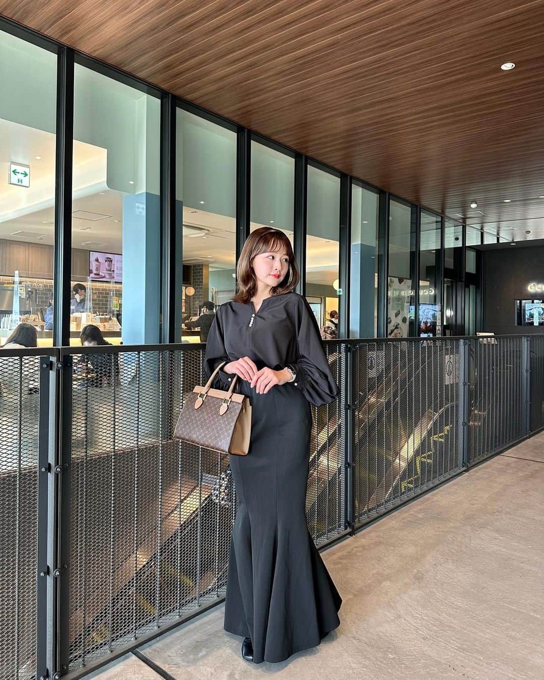 森下愛里沙(もりしたありさ) さんのインスタグラム写真 - (森下愛里沙(もりしたありさ) Instagram)「ㅤㅤㅤㅤㅤㅤㅤㅤㅤㅤㅤㅤㅤㅤㅤㅤㅤㅤㅤㅤㅤㅤㅤㅤㅤㅤ ㅤㅤㅤㅤㅤㅤㅤㅤㅤㅤㅤㅤㅤ ㅤㅤㅤㅤㅤㅤㅤㅤㅤㅤㅤㅤㅤ ㅤㅤㅤㅤㅤㅤㅤㅤㅤㅤㅤㅤㅤお久しぶりです♡ この間水道橋でカフェした時の写真です🤳 ㅤㅤㅤㅤㅤㅤㅤㅤㅤㅤㅤㅤㅤ  ㅤㅤㅤㅤㅤㅤㅤㅤㅤㅤㅤㅤㅤ ㅤㅤㅤㅤㅤㅤㅤㅤㅤㅤㅤㅤㅤ @junoah_official #JUNOAH パール釦キーネックブラウス🖤🖤 ㅤㅤㅤㅤㅤㅤㅤㅤㅤㅤㅤㅤㅤㅤㅤㅤㅤㅤㅤㅤㅤㅤㅤㅤㅤㅤ ㅤㅤㅤㅤㅤㅤㅤㅤㅤㅤㅤㅤㅤ シンプルだけど胸元のパールが アクセントになっているブラウス♡ 春先に1枚で着てお出かけしたいなぁ〜 ㅤㅤㅤㅤㅤㅤㅤㅤㅤㅤㅤㅤㅤ ㅤㅤㅤㅤㅤㅤㅤㅤㅤㅤㅤㅤㅤ ㅤㅤㅤㅤㅤㅤㅤㅤㅤㅤㅤㅤㅤ この商品は、 ZOZOTOWNでセール中だよ🌼 ㅤㅤㅤㅤㅤㅤㅤㅤㅤㅤㅤㅤㅤ ㅤㅤㅤㅤㅤㅤㅤㅤㅤㅤㅤㅤㅤ ㅤㅤㅤㅤㅤㅤㅤㅤㅤㅤㅤㅤㅤ  #今日のコーデ #春服 #春コーデ #春先取り #プチプラコーデ #プチプラファッション #ヘアアレンジ #カチューシャ #l4l #like4likes #instagood #instalike #zozotown #彼女感 #飯田橋カフェ #飯田橋グルメ #飯田橋ランチ #東京カフェ」2月24日 20時50分 - mini.ari