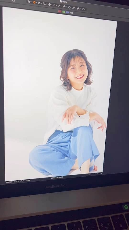 小西ゆりなのインスタグラム：「素敵なご縁に恵まれた撮影でした📸  カメラマン　@shinpei63 さんは… ひょんな事をきっかけに15年以上⁈ぶりにご一緒することができました🥰 あの頃はまだ何もわからないちょーど素人だった私を覚えててくださり、嬉しかったです🥹 ヘアメイク　@kanagongongon さんは… 今回初めましてでしたが、お互い元ダンサー時代にたぶんレッスンやらイベントなどですでにお会いしていそうな気がする程、何かと共通点が多くて、とっても嬉しい出会いでした😍✨  このご縁を大切に、またご一緒できるように頑張ろうと思えた時間でした☺️ ありがとうございました🙇‍♀️✨  #小西ゆりな #浅井企画 #スチール撮影 #ママモデル #スタジオ撮影 #男の子ママ #ご縁に感謝」