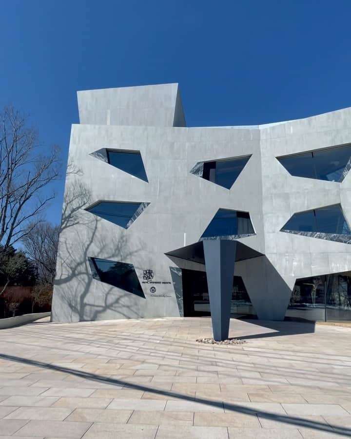 のインスタグラム：「Trapezoidal forms everywhere.   やっとこ訪れることができた八ヶ岳の麓に位置する「中村キース・ヘリング美術館」と「ホテルキーフォレスト北杜」。到着すぐに温泉へ、道中で気づく歪な台形状のフォルムたち、キース・ヘリングのアートを肌で感じて、彩り豊かな創作料理（秀よし）と相性抜群のスパークリング日本酒（七賢）を堪能。  ご招待ありがとうございました。 @nakamurakeithharingcollection   アートという手法で彼なりのメッセージを社会に発信していたキース・ヘリング、80年代のストリートアートを勉強中の人は「中村キースヘリング美術館」へ行くべし。沢山の気づきが得られると思います。  and thanks to @yuyanara x  #中村キースヘリング美術館 #keithharing #ホテルキーフォレスト北杜」