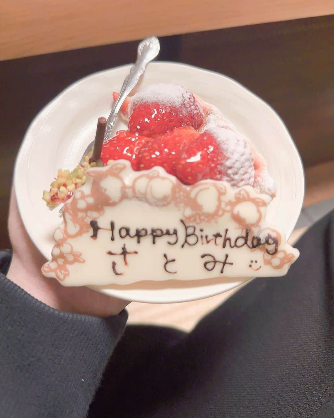 のインスタグラム：「人生初サプライズされた😂ご飯食べてたら急に電気消えてケーキ出てきた😂うれちい😂」