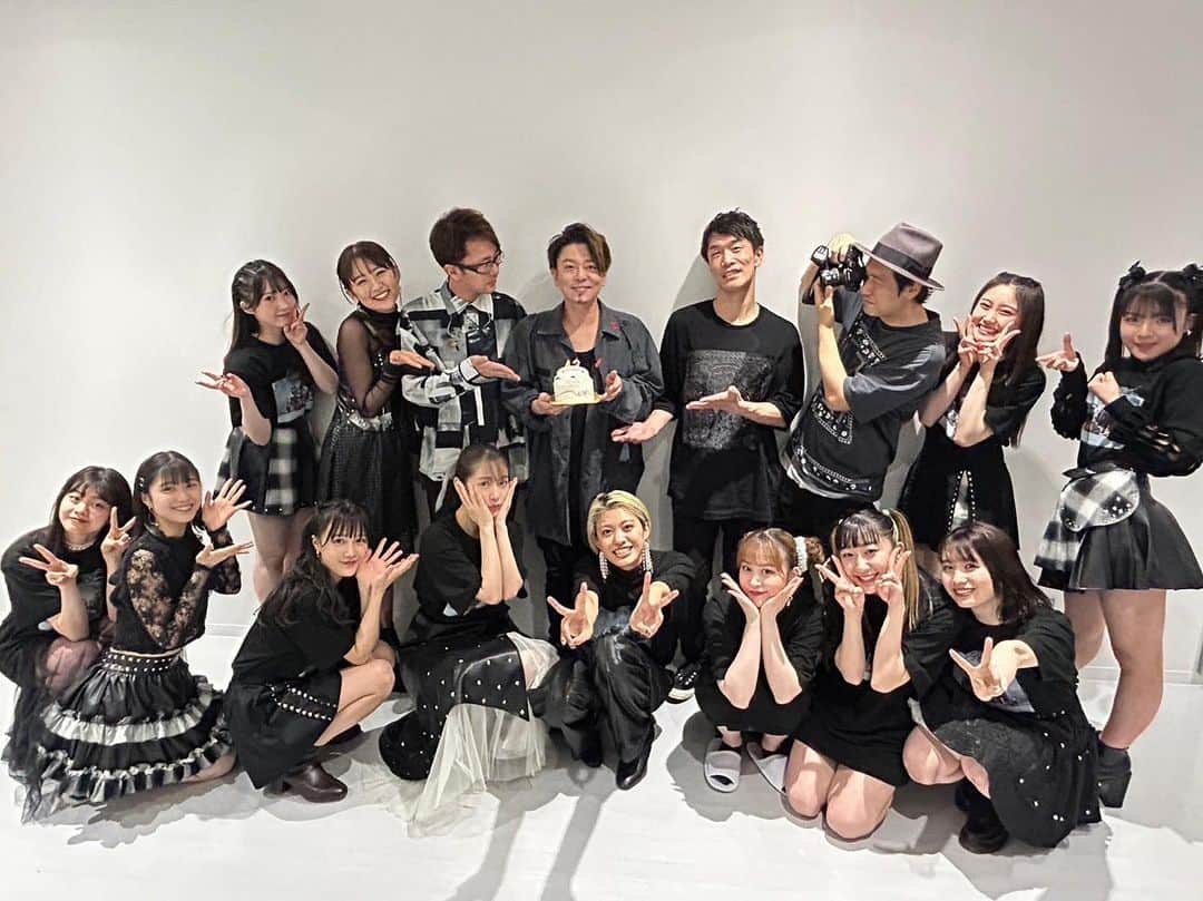 のインスタグラム：「2023.2.23 つばきファクトリー  『つばきファクトリーメジャーデビュー6周年記念ライブ～Moment～』 RaiBoC Hall  6周年おめでとうございます！そして、渉さんハッピーバースデーの幸せな一日。 何より、バンドでライブをすることが夢だった浅倉樹々ちゃんの夢が叶った一日。そのステージに一緒にいれて嬉しかったです！一生忘れません。  メンバーみんな最高にカッコよくてキラキラしてて、バンドメンバーの演奏も最高で、とても楽しいライブでした！ ありがとうございました！  Vocal つばきファクトリー Drums 比田井修 Bass 鈴木渉 Guitar 山口隆志 BandMaster&Keyboard 荒幡亮平  そして、  2023.2.22 リリース つばきファクトリー New Single 『間違いじゃない 泣いたりしない/スキップ・スキップ・スキップ/君と僕の絆 feat.KIKI』 収録曲 「スキップ・スキップ・スキップ」 ピアノ演奏しております。 こちらもどうぞよろしくお願いします！  #つばきファクトリー  #つばきmoment  #🎂」