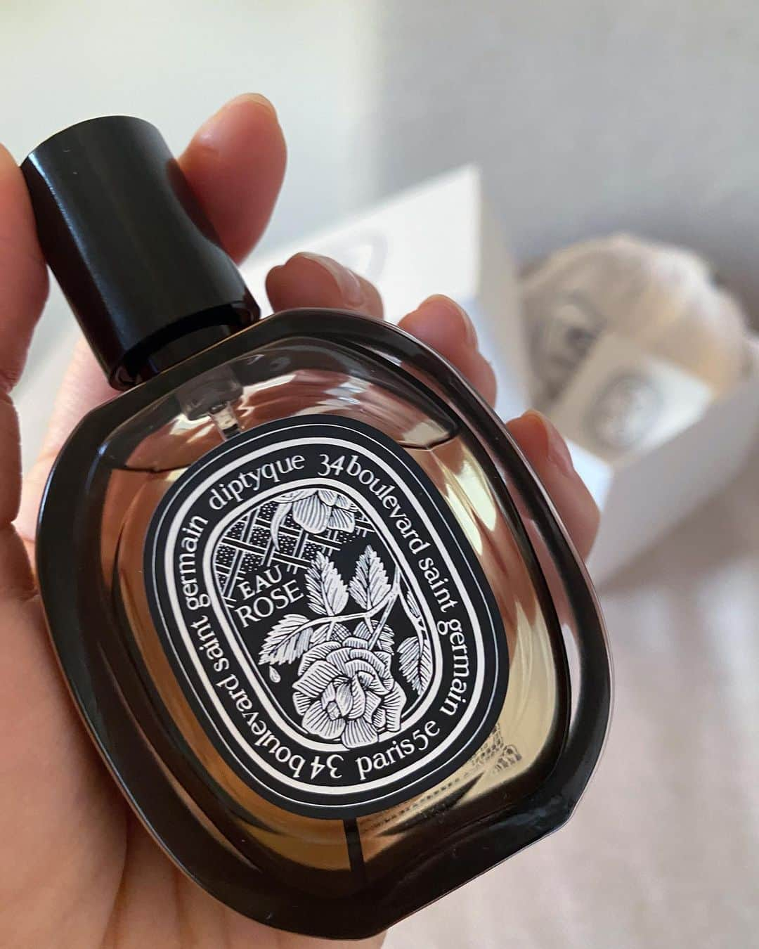 石川理咲子のインスタグラム：「#diptyqueparis #eaurose 大好きな　@diptyque のEAU ROSE🌹 限定の30mlサイズが持ち運びにちょうど良い❤︎」