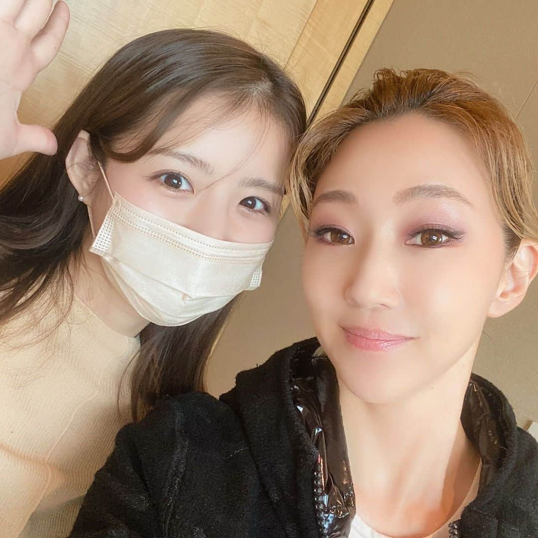 綺咲愛里のインスタグラム：「. さゆみさんのディナーショーに伺ったときの📸 ⁡ 何からどう言葉にしたらいいのか、、🤦‍♀️ 本当に本当に素敵な時間を過ごさせていただきました。 宝物のような日々を沢山思い出しました。 さゆみさんの姿を目に焼き付けるのに必死すぎて😂 DVDの販売をお願いしました。(勝手に言ってるだけです笑) ⁡ 天寿さんおとねさんあんるさんも素敵すぎて。 スタッフの先生方にも久々にお会いできて嬉しかったです☺️ ⁡ 来週末にはまたさゆみさんとお会いできるの楽しみにしてます😋❤️‍🔥 ⁡ 写真の私、小3の頃ぐらいによくやってたポーズ笑 さゆみさんの横でテンション迷子😂 . #vingtrosso #紅ゆずる さん #天寿光希 さん #紫月音寧 さん #夢妃杏瑠 さん」