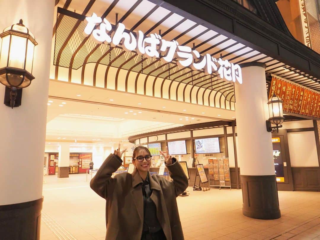 滝沢カレンさんのインスタグラム写真 - (滝沢カレンInstagram)「楽しかった大阪旅🥹(仕事)  仕事のようで仕事と思えない2日間でした✨☺️  久しぶりの笑いの遊園地(大阪)は入り口から出口までたっっっぷり楽しませてくれました🎪😆  大好きなたこ焼きは何度も食べ、 笑いの遊園地(大阪)名物のポパイ丼は2回も食べましたし、初めましてのタコセンも食べしたし、 珍しくクリームソーダも飲みましたし、日本中で食べれるナポリタンやホットケーキも食べました。  こういうときは、ダイエットの看板は心から降ろして食べまくります🍖  そして人生はいつだって奇想天外でいいと思ってる私としても、大どんでんな天外すぎたなんばグランド花月での笑い飯さんの大喜利少年イベントに出場させていただきました✨🥹  こればかりはなんばグランド花月さんへ足を床に着けたことにも驚きです。  浮いていた方が楽だったんじゃないかと思うほど、きっとたくさんのお笑い芸人さんの足跡、笑跡があるはずです👣✨✨✨✨  ほんとうに私を入れる許しをしてくださった方ありがとうございました。  大喜利好きとしては、観ているだけで幸せな時間でした。  参加していたというより、優しい皆様のおかげで間に間に入れさせていただいたという感じですが それだけで大満足であり、それすらが大感謝です🙇🏼‍♀️❤️‍🔥  ありがとうございました。  笑いの遊園地(大阪)さんお世話になりました🚄  またいつか☺️💕」2月24日 21時29分 - takizawakarenofficial