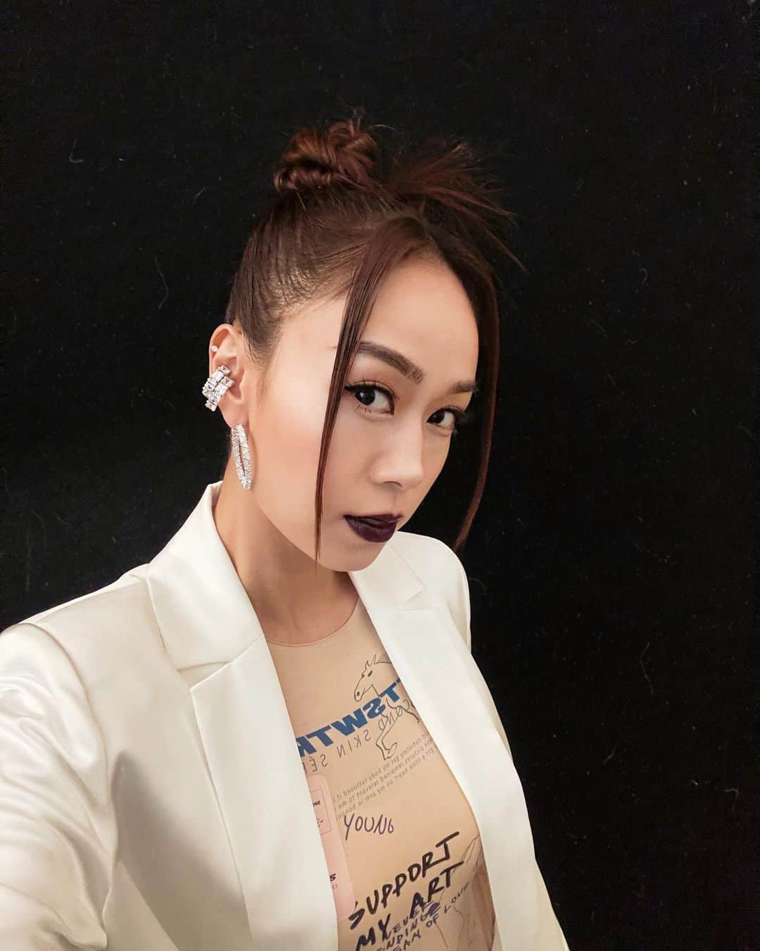 ジャクリーン・ウォンのインスタグラム：「I love them all. Thank you my team, my dear friends. The world can have a million opinions, but your own voice matters the most 🤟🏿  Hair by @steve_shek  Make up by @hermangmakeup  Styling @samf_styling_」