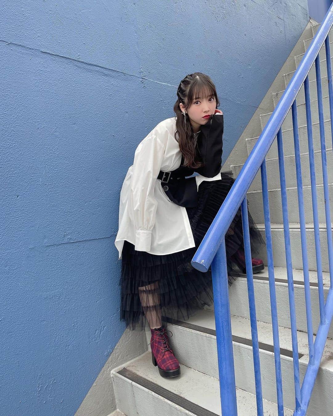 山岸理子のインスタグラム：「* 🤍🖤 ⁡ ⁡ 足あげすぎかなと思って笑っちゃった🦵 ⁡ ⁡ #tsubaki_factory #山岸理子 #Momentグッズ #🎸⚡️」