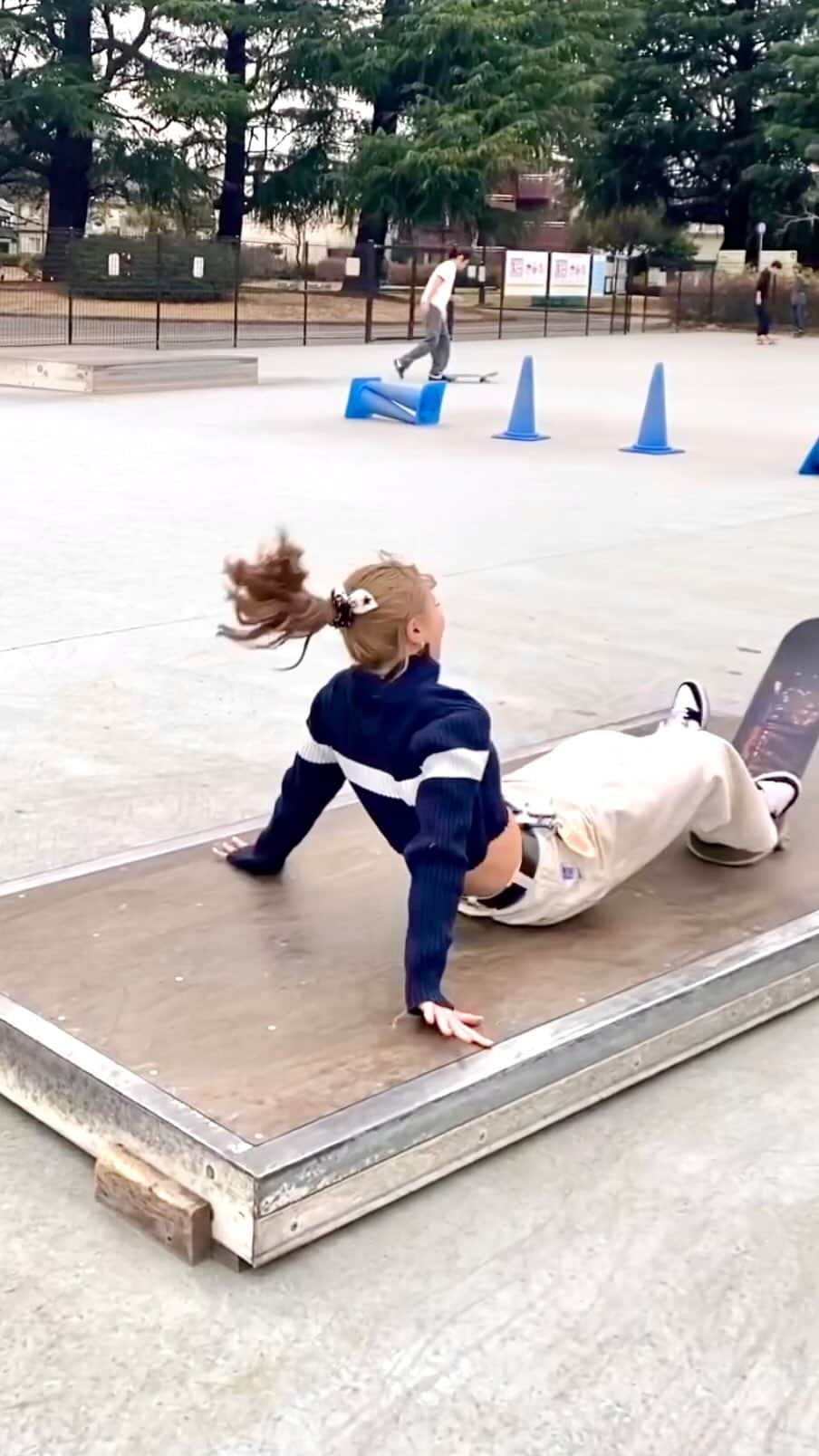 蘭のインスタグラム：「念願🥵🥵🥵🥵💓  ありがとう @taka_nu さん😭💖 📹  #skatergirl #skate #skatelife #skateboard #element  #fvnky#womendoskate #ootd #skatergirlstyle #skategirlpower #skateeverydamnday #skateboardingisfun #outfit #skatestyle #girlsskate #tomyhilfiger #olliieup#オーリーアップ#オーリー練習#スケボー女子#ガールズスケーター」