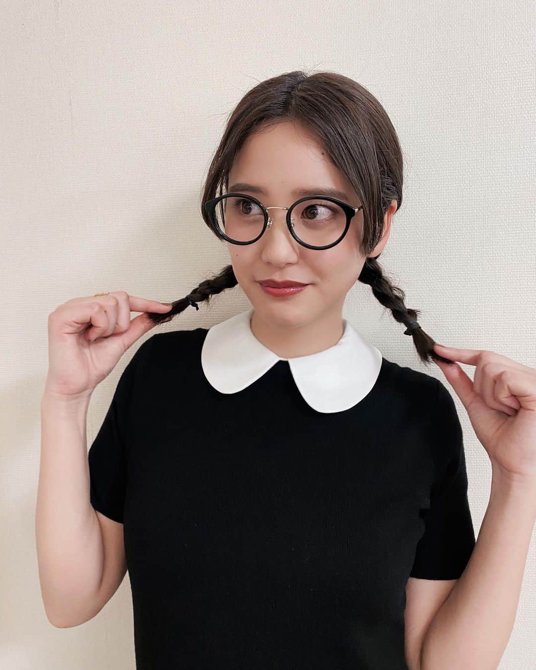 山崎紘菜のインスタグラム：「🕶 今夜11時は 『全力！#脱力タイムズ』 に出演させていただきます！ 緊急特別企画「2代目EXITオーディション」 お楽しみに…！ #フジテレビ #三つ編みしてもらた☺️」