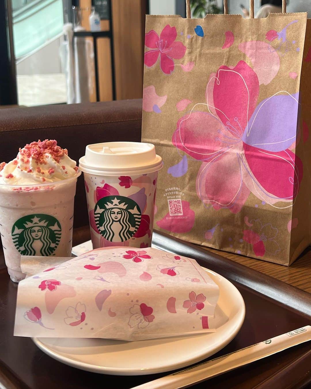 藍井柚來さんのインスタグラム写真 - (藍井柚來Instagram)「スターバックス☕️✨ 新作を友達と飲んできました🌸💖  一足先に春を感じれて幸せいっぱいです😆🎶   #さくら咲くサクフラペチーノ   #新作フラペチーノ  #新作  #new   #frappuccino   #スターバックス  #スターバックス新作   #starbucks   #starbuckscoffee   #starbucksjapan   #スターバックスカスタム   #スターバックスコーヒー   #さくらソイラテ   #スターバックスジャパン   #さくら   #さくらスイーツ   #桜  #桜スイーツ   #cherryblossom」2月24日 22時03分 - yurai.14