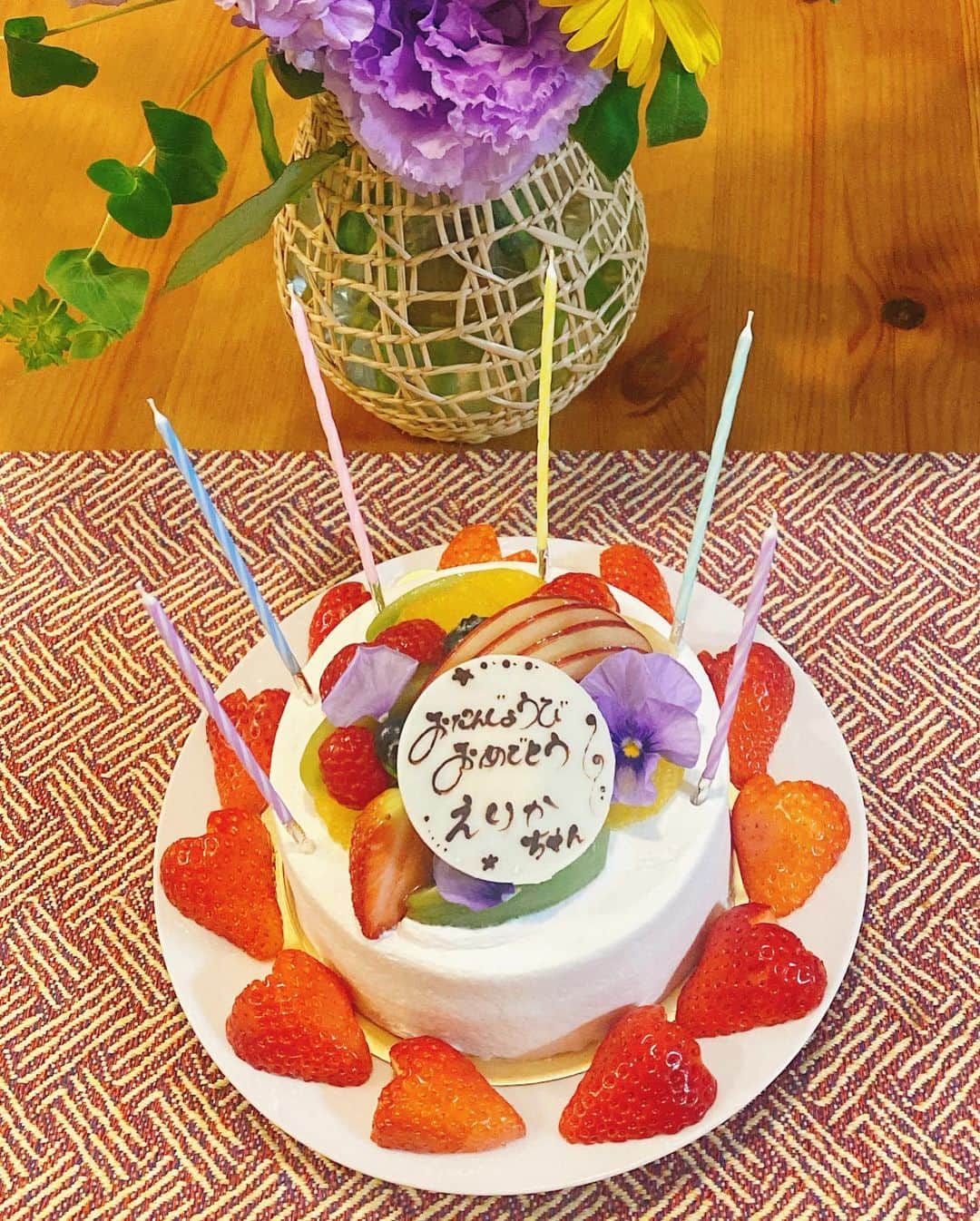 奥田恵梨華さんのインスタグラム写真 - (奥田恵梨華Instagram)「42歳になりました！ ありがとうございます！ 体操します！！！  #体操42歳  自分でケーキ屋さんに行って、自分で「名前はえりかちゃんでお願いします！」と言って買ったよ🫶」2月24日 21時56分 - erikaokuda_official