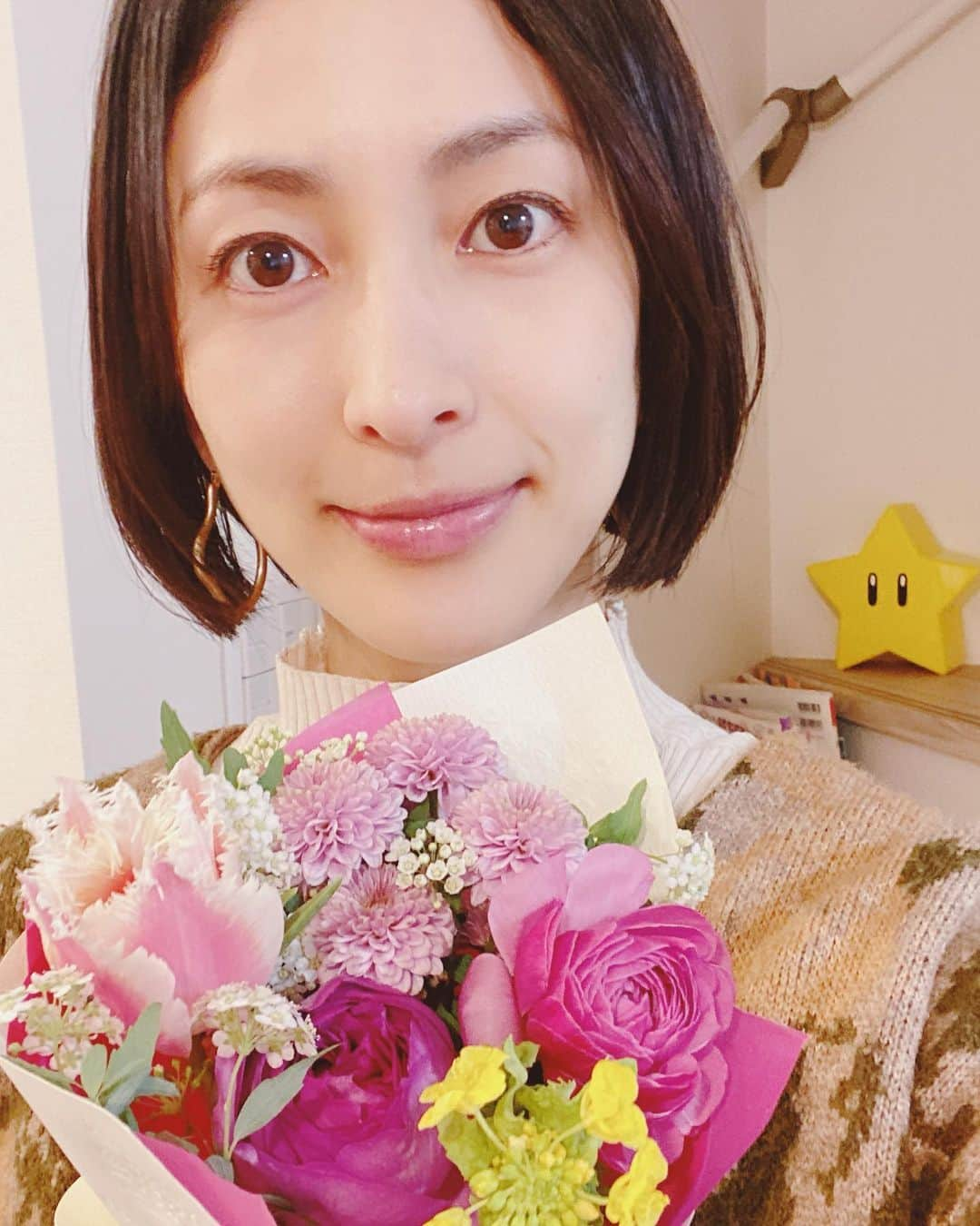 奥田恵梨華さんのインスタグラム写真 - (奥田恵梨華Instagram)「42歳になりました！ ありがとうございます！ 体操します！！！  #体操42歳  自分でケーキ屋さんに行って、自分で「名前はえりかちゃんでお願いします！」と言って買ったよ🫶」2月24日 21時56分 - erikaokuda_official