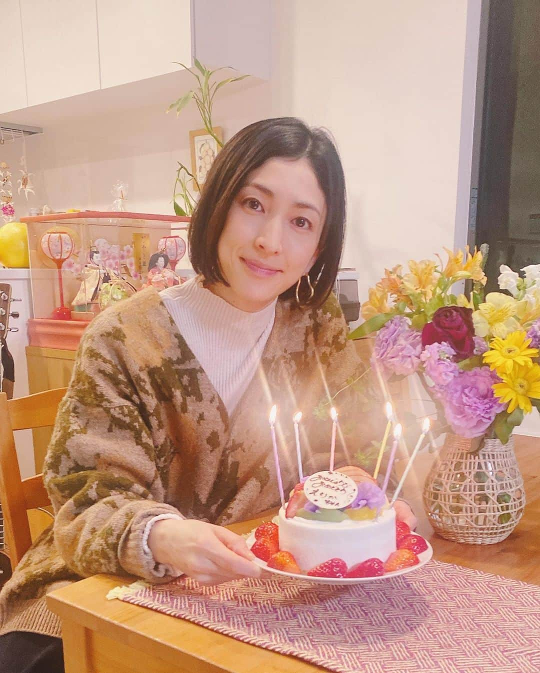 奥田恵梨華さんのインスタグラム写真 - (奥田恵梨華Instagram)「42歳になりました！ ありがとうございます！ 体操します！！！  #体操42歳  自分でケーキ屋さんに行って、自分で「名前はえりかちゃんでお願いします！」と言って買ったよ🫶」2月24日 21時56分 - erikaokuda_official