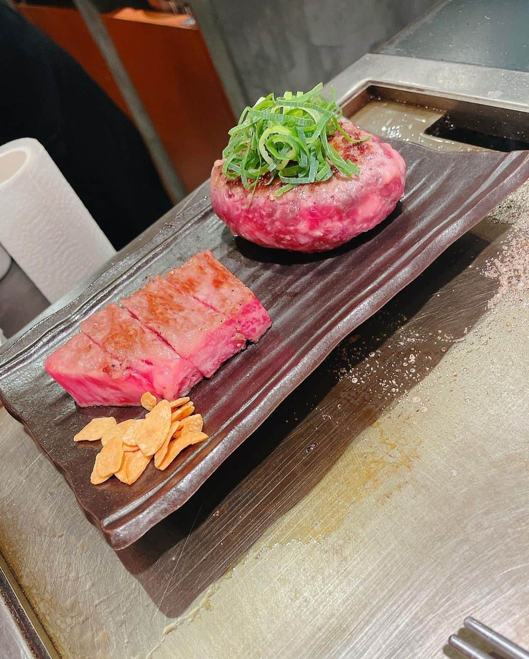 橘芹那のインスタグラム：「#肉スタグラム #鉄板焼き #ランチ   東京駅構内のおひとり様鉄板焼き🐮 自分で焼くの楽しい🔥✨ 羽釜ご飯美味しくておかわりしちゃった🍚笑  📍極味や @kiwamiya_tokyoeki   #東京駅グルメ #東京駅ランチ #鉄板焼き  #お肉 #お米 #ハンバーグ #ステーキ  #肉食女子 #お肉好きな人と繋がりたい」