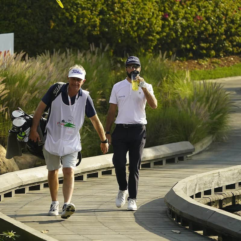 フランチェスコ・ラポルタのインスタグラム：「Walking into the weekend 😎 —— @mat.matteoni on the bag  —— #hydrogen #allianzitalia #titleist #footjoy #borgoegnazia #sandomenicogolf #dpworldtour #heroindianopen」