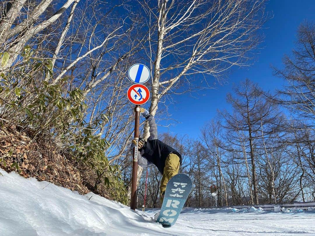 西川俊介さんのインスタグラム写真 - (西川俊介Instagram)「▽ 草津温泉スキー場 スノボが趣味の僕。 草津温泉スキー場でスノボをして疲れた体を草津温泉で癒す。最高です♨️  何と言っても国道がゲレンデになってて滑れちゃう！！ 運が良ければカモシカにも遭遇できるそうです  滑りながら温泉街を見渡せて、温泉の硫黄の匂いもします！！  本当に良いゲレンデです🏂  #群馬 #草津温泉 #草津温泉アンバサダー #草津 #温泉 #旅行 #スノボ #草津温泉スキー場」2月24日 22時00分 - shunsukenishikawa_official