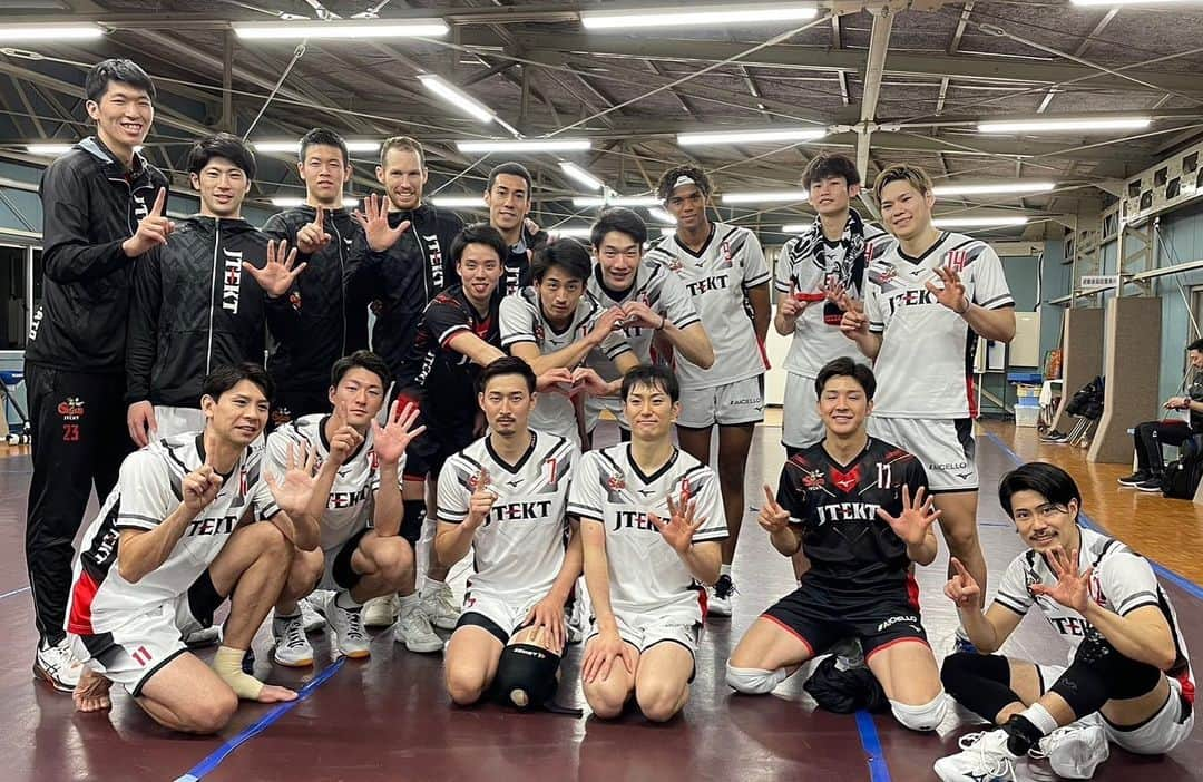 酒井大祐のインスタグラム：「#15勝目 いつも応援ありがとうございます。  先週の試合は、1勝1敗。4p get  選手の頑張りに、1本への執着に頭が下がります。 残り10試合で最終順位が決まります。 1試合ずつ、1つの勝利を目指して頑張ります。  笑顔の写真が増えるよう、サポートしたいと思います。  引き続き応援よろしくお願いします。  明日は岡崎にて ホームゲーム。  #🆚サントリー   #ジェイテクトスティングス #ジェイテクトstingsしか勝たん #戦う働きバチ #はちみつ集団 #stingsfamily #バレーボール #volleyball #japan #vリーグ #volleyballlife #jtektstings #ジェイテクトstings #vリーグはバレーだよ #jtekt #ジェイテクト #sakaidagram #サカイダグラム」