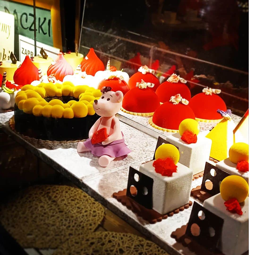 ポーランド政府観光局 ZOPOT w Tokioのインスタグラム：「ウッチ・ピォトルコフスカ通りで レトロなケーキ屋さんを見つけました。 ショーウィンドウをのぞくと... かわいい〜! 🥰 なんだか食べるのかわいそうだな〜😢  #ケーキ屋 #ポーランド旅行  #piotrkowska  #もっとポーランド #ケーキスタグラム  #海外旅行好きな人と繋がりたい  #Lodz #ポーランドの歩き方」