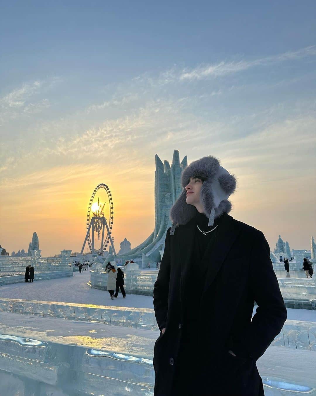 林豆さんのインスタグラム写真 - (林豆Instagram)「氷の大世界に行ってきた❄️❄️ あまりの美しさに寒さも吹き飛んだ😳 I went to the icy world of Harbin, China.🇨🇳 I was so moved by the beauty of it all❄️❄️ Which profile do you like?☺️」2月24日 13時13分 - lindow_ozaki