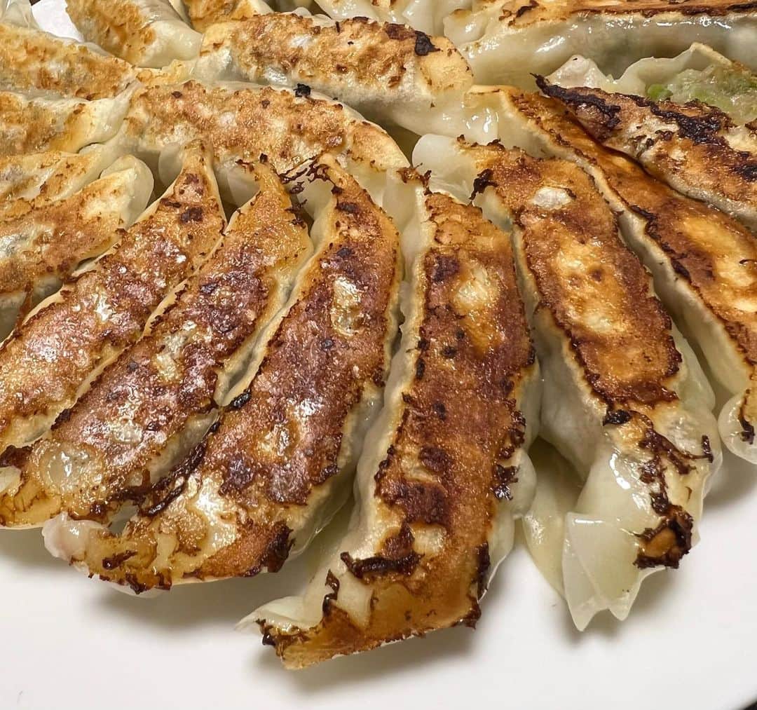 のインスタグラム：「餃子がうまく焼けた！ 買ってきた生餃子やけど…。」