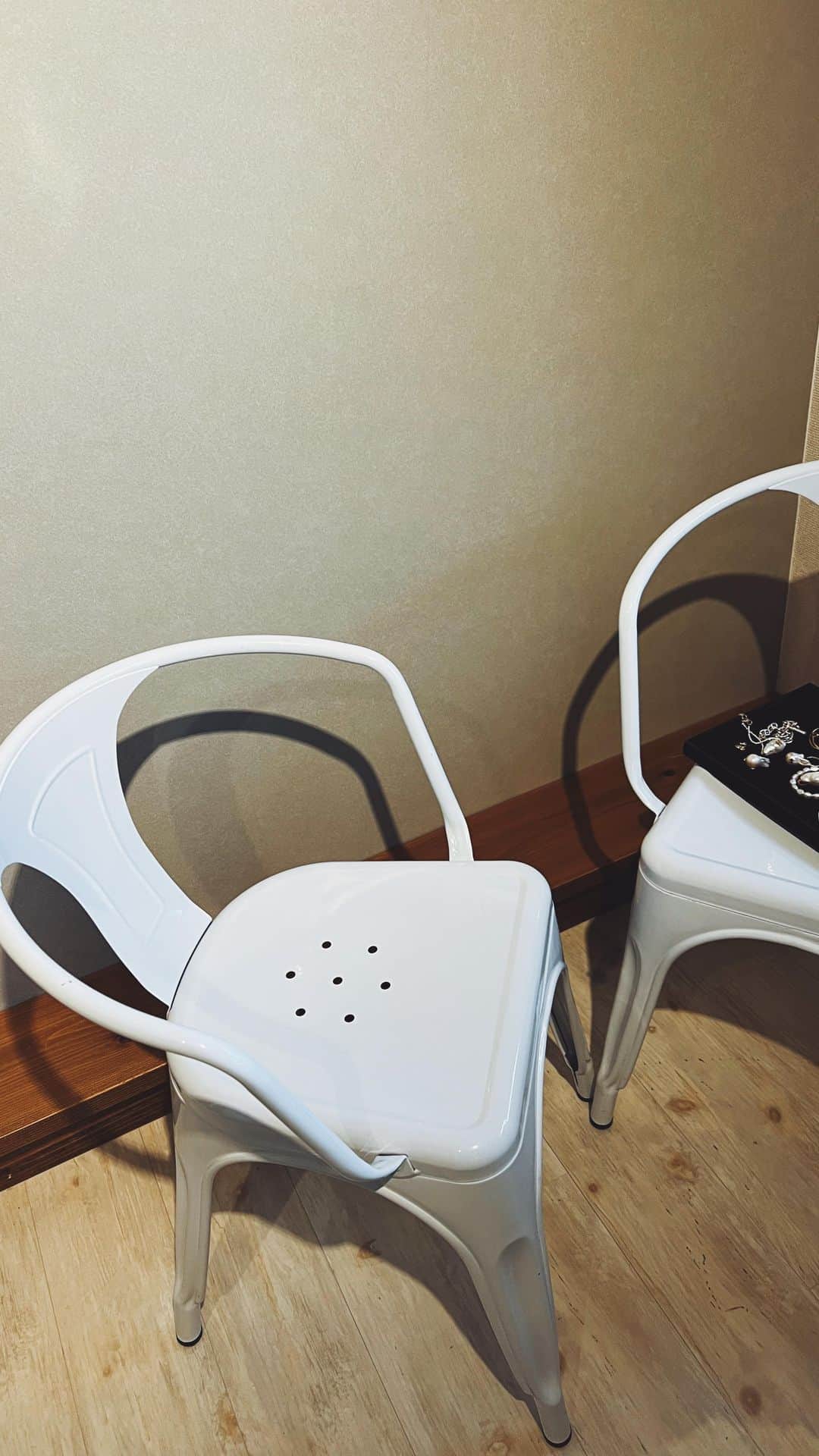 ジュジュのインスタグラム：「oyster  Pearl  seriesについて...🗣️  カチコチLive終了致しました😂  もし、宜しければお悩みの方はご覧下さいませ👀   order2.28(tue) pm5:00-  # oysterPearlについて #雨天により全体的にドス黒く仕上がってます笑」
