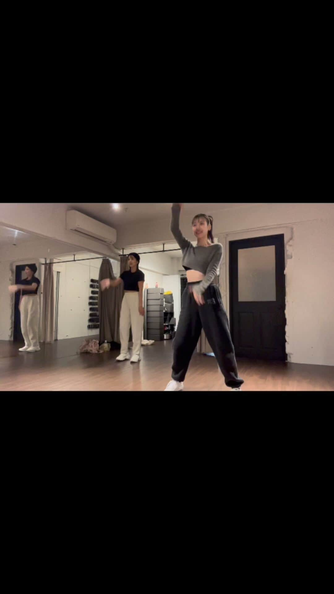 本郷杏奈のインスタグラム：「#lesserafim  #Antifragile #久々のダンス動画 #前より成長できてる気がする笑」