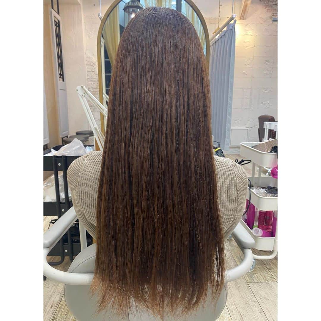 瀬谷ひかるさんのインスタグラム写真 - (瀬谷ひかるInstagram)「💇🏻‍♀️✨  先日、髪質改善専門店Adele青山の増原さん(@yumasuhara )に、 髪質改善ヘアカラー&トリートメントをして頂きました！  ホームケアも頑張ってきたけど、段違いの質感に仕上がって感動😭 3枚目はbeforeです！  数日経っても手触り変わらないし、乾かすだけでサラサラのストレートヘアーになるので、面倒なドライヤーも毎日楽しみになりました🥰 これからもホームケア頑張って艶髪維持するぞ〜！  #ロングヘア #ストレートヘア #美髪 #髪質改善 #トリートメント #美容室 #adele青山 #美容 #ヘアケア #モデル #サロンモデル #撮影会モデル #レースクイーン #フォロワー募集中 #japanesegirl #longhair #follow #me #instaphoto #instahair」2月24日 13時36分 - seyasy__h