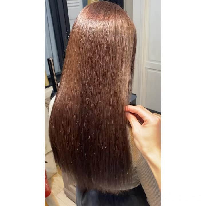 瀬谷ひかるのインスタグラム：「💇🏻‍♀️✨  先日、髪質改善専門店Adele青山の増原さん(@yumasuhara )に、 髪質改善ヘアカラー&トリートメントをして頂きました！  ホームケアも頑張ってきたけど、段違いの質感に仕上がって感動😭 3枚目はbeforeです！  数日経っても手触り変わらないし、乾かすだけでサラサラのストレートヘアーになるので、面倒なドライヤーも毎日楽しみになりました🥰 これからもホームケア頑張って艶髪維持するぞ〜！  #ロングヘア #ストレートヘア #美髪 #髪質改善 #トリートメント #美容室 #adele青山 #美容 #ヘアケア #モデル #サロンモデル #撮影会モデル #レースクイーン #フォロワー募集中 #japanesegirl #longhair #follow #me #instaphoto #instahair」