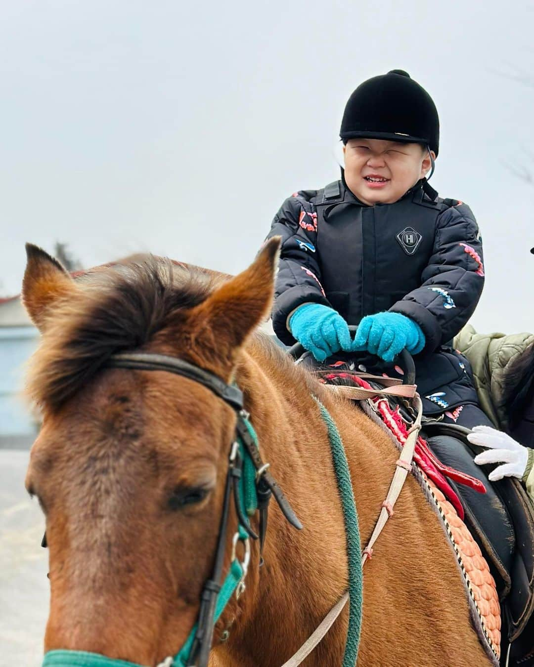 カン・ヘヨンさんのインスタグラム写真 - (カン・ヘヨンInstagram)「이런걸 #외승 이라고 하나요??🐎  잠깐만.. 이러다 내가 말과 사랑에 빠질 것 같아..  #31개월아기 #제주승마 #승마 #엄마와아들」2月24日 13時46分 - mangdoo_noona