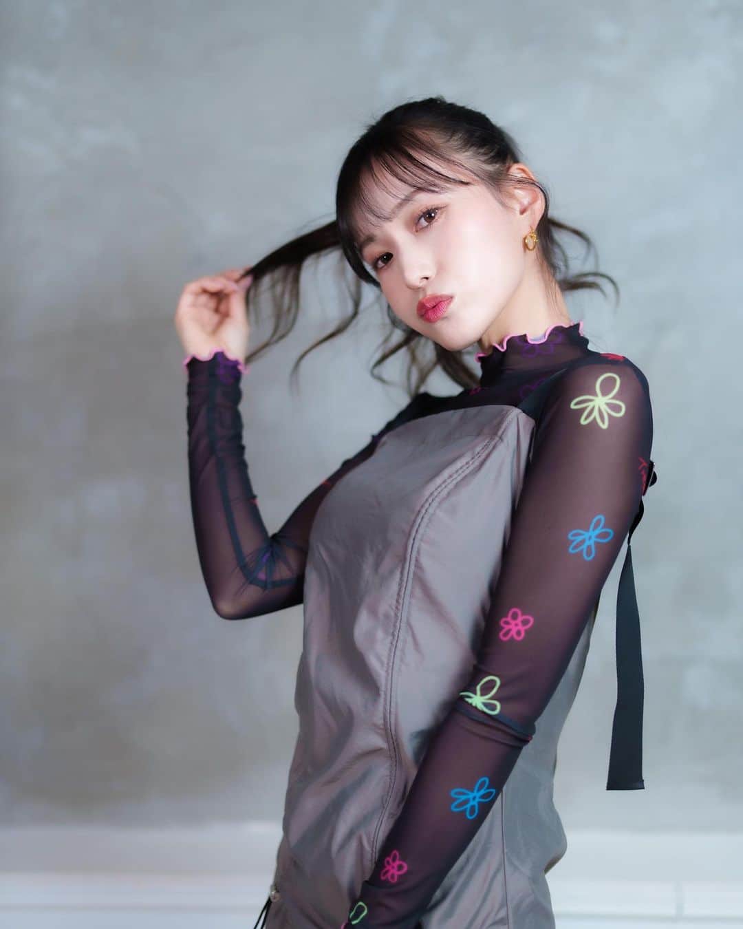 引地裕美のインスタグラム：「ご報告🌹  "Mobil1レーシングサポーターズ2023" として 活動させて頂くことになりました🖤  今シーズンはスーパーGT、スーパーフォーミュラ、FIA-F4、PCCJ、スーパー耐久の 全5カテゴリーに参戦します✨ 自動車用の潤滑油のトップブランドである『Mobil1』が注目される機会が増えるので、 広告塔としてMobil1の魅力をたくさん伝えていきたいと思います🖤  レースクイーン10年目！ 今までで一番サーキットに行くシーズンとなります🏁 忙しいシーズンになると思いますが、みなさん一緒に駆け抜けて下さい☺️  今年も私たちと一緒にMobil1サポートチームの応援をよろしくお願いします☝🏻🖤✨  #UMine #japanese #japanesegirl #일본 #costume #rq #mobil1 #supergt #モータースポーツ #motorsports #レースクイーン」