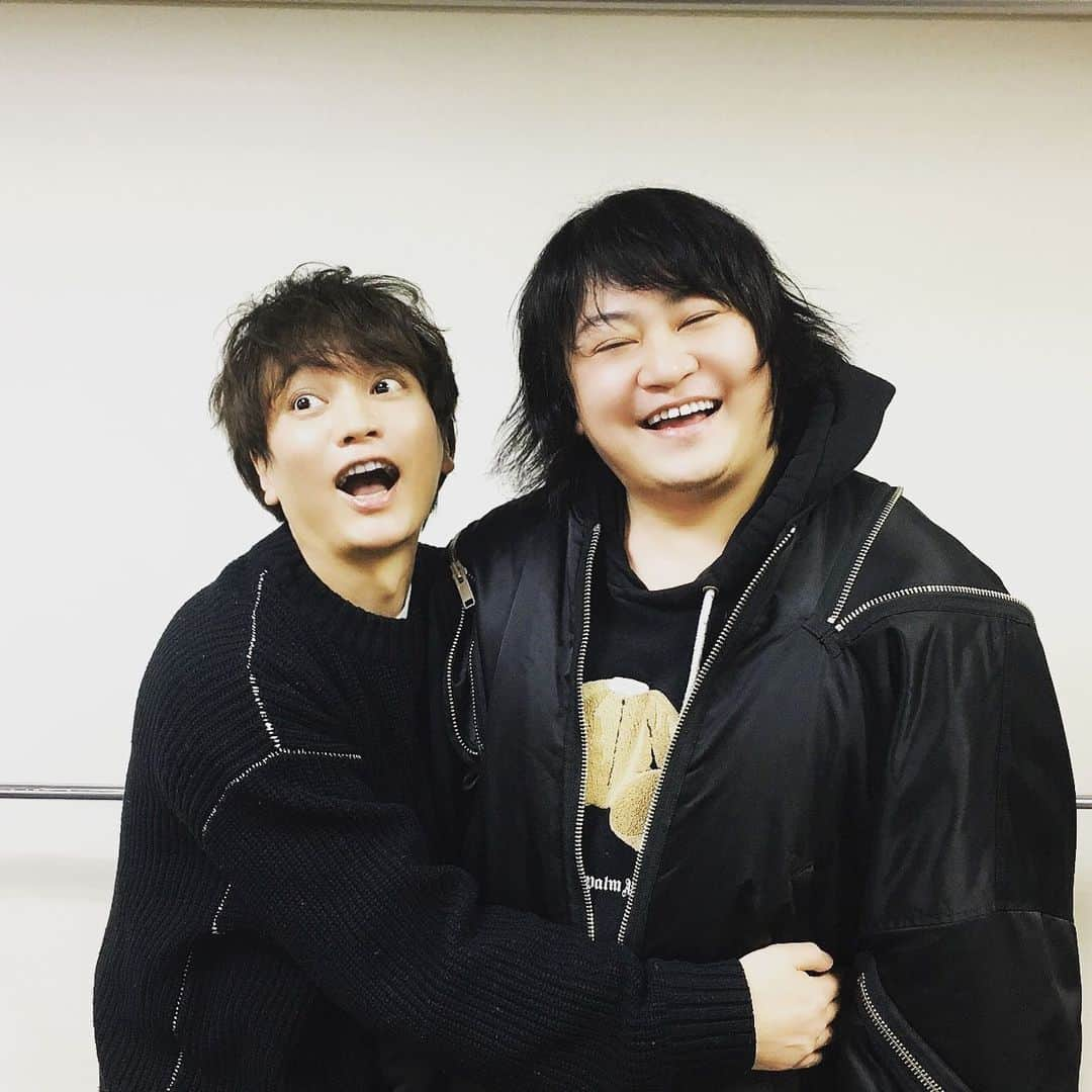 浅沼晋太郎さんのインスタグラム写真 - (浅沼晋太郎Instagram)「「1公演たりとも同じステージはない」なんてどの舞台作品にも言えることですが、現在上演中の #MASHIKAKU CONTE LIVE「 #ハイスタンダード 」は、その最たるものと言っていいでしょう。「生」であることを極限まで突き詰めて煮詰めてホロホロになっちゃった、みたいな作品です。連日多くの方に「あんな体験初めてだった」と言っていただいていると聞きました。僕らキャストもスタッフも、まもなく折り返しだというのに、いまだにステージ上で笑いがこらえられません。どうかしています。  この作品、映像化されません。もちろん配信もございません。て言うか出来ません。作演出の川尻さんいわく、「こういうユーモアって、今は舞台ぐらいでしか観られない」。本当にそうだと思います。TVでは観られない刺激を味わいに、ぜひいらしてください。観ないと損とは言わないけれど、観たかったと後に悔やむくらいには面白い作品ですから。  26日（日）まで、 #銀座博品館劇場 で。詳しくは公式Twitterをご覧ください。  写真は、今作品の「不審な爆発物」宮下雄也と。知る人ぞ知る「粉雪」コンビです。  #マシカクハイスタ #川尻恵太 #宮下雄也 #ブラッシュアップライフ #Recollection #リコレ #粉雪」2月24日 14時00分 - shintaroasanuma_official