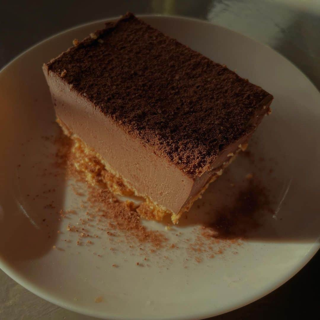 横地尚子さんのインスタグラム写真 - (横地尚子Instagram)「🍫🧀chocolate cheesecake🧀🍫  1ヶ月ぐらい親子で風邪ひいていて、低飛行な時期が続きました✈︎ そして待望の大復活をとげて！1歳6ヶ月検診にも行きました！！ 薄々気づいてはいたが目を瞑っていた、成長曲線ほぼアウトオンザライン！  細かいこと言うと実は体重0.3キロで超過していたんだけど、先生はしれっと母子手帳の成長曲線のラインギリギリにチェックをして「健康健康〜」とのことで、その場を終えた。  健やか〜🥹  あと保育園は辞退することになりまた1から探さなくてはいけない状況になりました。  健やか〜🥹  めっちゃカラフルなチョコレートスプレーが残ってて使っちゃいたいんだけど、なにがいいかなー。クッキーかな。」2月24日 14時10分 - yocochiin