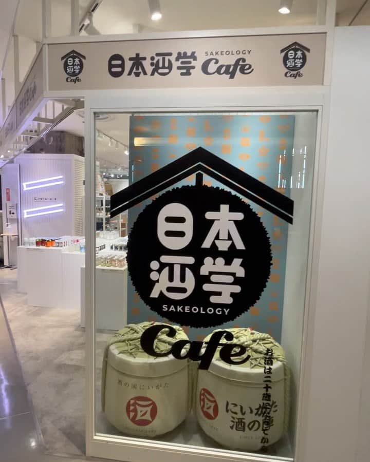 新海史子のインスタグラム：「ラフォーレ原宿にオープンした日本酒学カフェ🍶  報道関係者向け内覧会のナビゲーターを務めさせていただきました🎤  まず、内装がものすごくカワイイですね。  新潟清酒が原宿に溶け込んでいますね。  私の大好きなワンカップも渋いラベルも、いつも以上にカッコ良く見えます。  日本酒とスイーツのペアリングが体験できます。 【ダークチョコレート×甘い酒】 （高橋酒造 純米原酒カワセミの旅） 【焼き菓子×純米酒】 （今代司酒造 天然仕込み純米酒） 【チーズラスク×大吟醸酒】 （青木酒造 鶴齢 純米大吟醸）  カカオの苦味を甘いお酒で包み込む感じとか、焼き菓子の甘みを純米酒のスッキリ感でリセットする感じとか、面白い。 スイーツにはコーヒーという概念は消えました。  利き酒もできます。 【北雪 YK35 （大吟醸）】 【菊水 ふなぐち菊水一番しぼり】 【新潟県醸造試験場 R3BY 試験醸造酒】  個人的には、新潟県醸造試験場の試験醸造酒（非売品）を試飲できるというのが激アツです。ふなぐち菊水というチョイスもニクい。  ポップでキュートな日本酒の魅せ方。  普段日本酒に親しみのない若い方や女性も興味を持ってくださるのではないでしょうか。  私のような酒好きも、存分に楽しみました。  日本酒学カフェは3月8日まで開催しています。  みなさんも機会があれば是非。  #新潟清酒 #日本酒学 #日本酒学カフェ #ラフォーレ原宿」