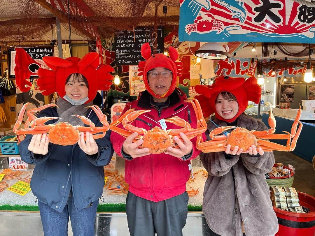 朝市広場のインスタグラム：「ご来店ありがとうございます🙇 めっちゃいい笑顔😊 若くて大将も若返っちゃいそうやわ🤣 また今度は大将に会いに来てね！！！  #かに #松葉がに #セコガニ #柴山がに  #かに刺し #浜坂ガニ #津居山蟹 #香箱ガニ  #ズワイガニ  #かにしゃぶ #かにすき #記念撮影 #贈り物  #かに料理 #城崎温泉 #商品紹介  #湯楽 #朝市広場 #カニと撮影できます #カニ好きと繋がりたい #全国宅配 #ネット通販 #japan #kinosaki #trip #crab #YouTube」