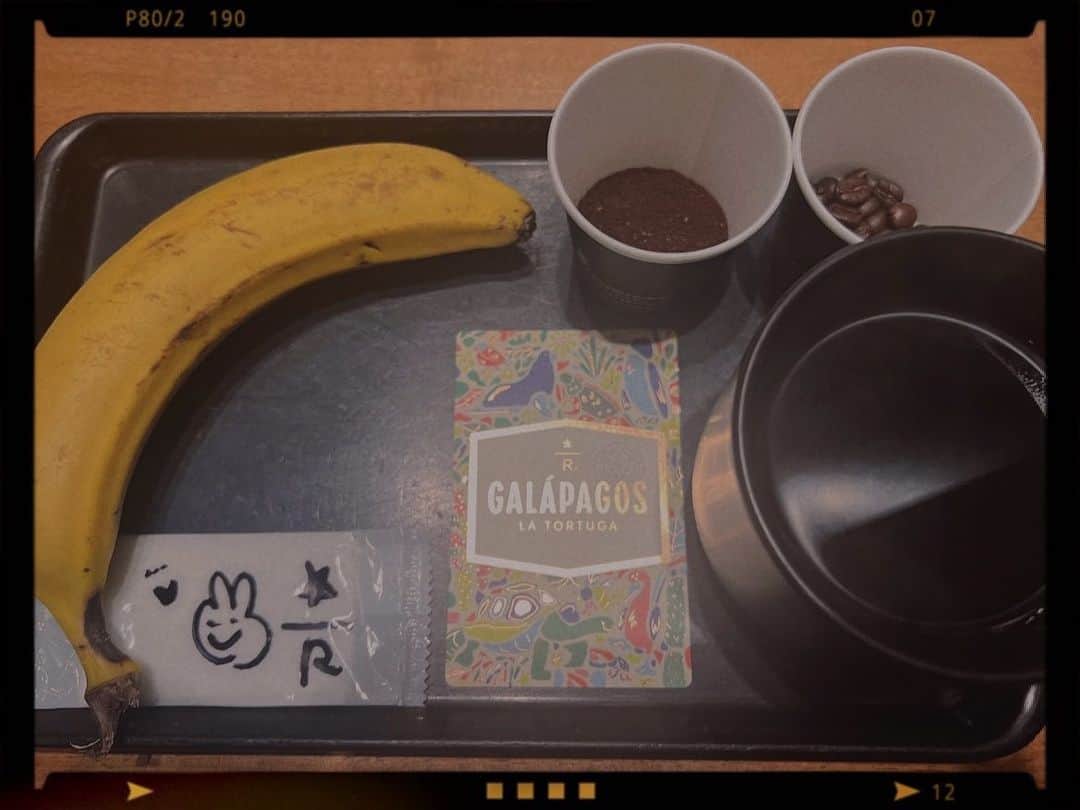 のインスタグラム：「🍌🫘☕️ 今日仕事終わったら バナナ買ってかえろ〜！ #腐らせる予感しか #しないけど #🙂」